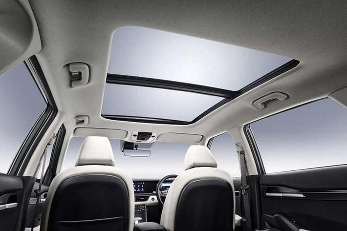 Về vận hành, Seltos mới có nhiều tùy chọn động cơ. Tại một số thị trường, xe được trang bị động cơ xăng 2.0L hút khí tự nhiên công suất 147 mã lực, cùng động cơ 1.6L tăng áp cho công suất 178 hoặc 190 mã lực.