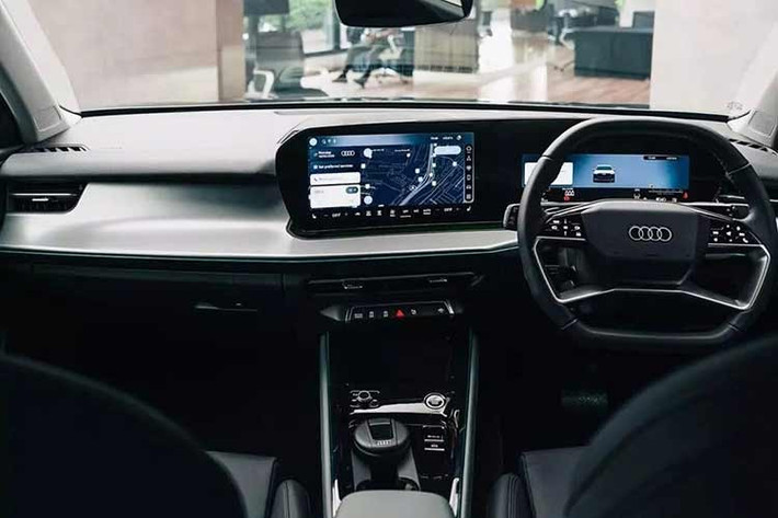 Các chi tiết trên cụn điều khiển được ốp nhôm, hệ thống đèn viền nội thất tùy chỉnh 30 màu, hệ thống âm thanh Audi Sound System gồm 10 loa và loa trầm subwoofer cũng được trang bị cho xe. Bản Tech Pro đi kèm trần kính toàn cảnh, tăng độ thoáng và sự thoải mái cho hành khách.