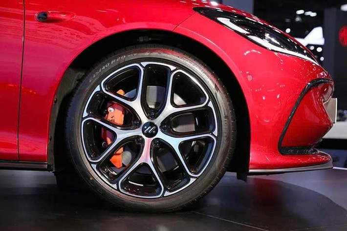 Xe có gương chiếu hậu gập/chỉnh điện/tích hợp đèn báo rẽ/nhớ vị trí/tự động điều chỉnh khi lùi, mâm hợp kim 20 inch và cửa cốp chỉnh điện kèm cảm biến đá cốp.