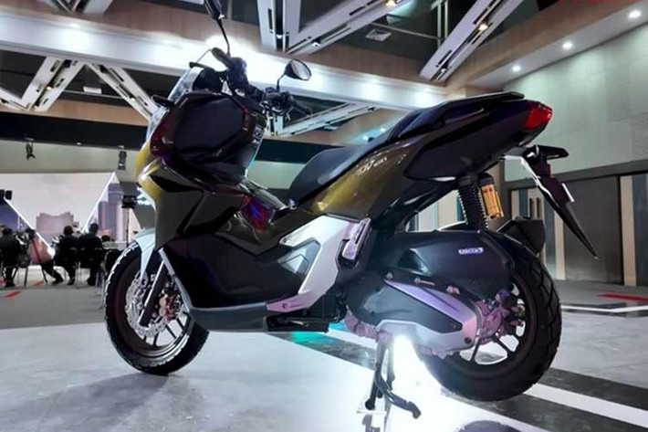 Bên cạnh các nâng cấp về công nghệ kết nối, cụm đồng hồ kỹ thuật số trên ADV160 RoadSync cũng được tinh chỉnh giao diện theo hướng hiện đại và trực quan hơn. Màn hình hiển thị đầy đủ các thông số vận hành quan trọng như tốc độ, vòng tua, quãng đường, mức nhiên liệu, mức tiêu hao và trạng thái kết nối RoadSync, giúp người lái dễ dàng theo dõi thông tin trong mọi tình huống vận hành.