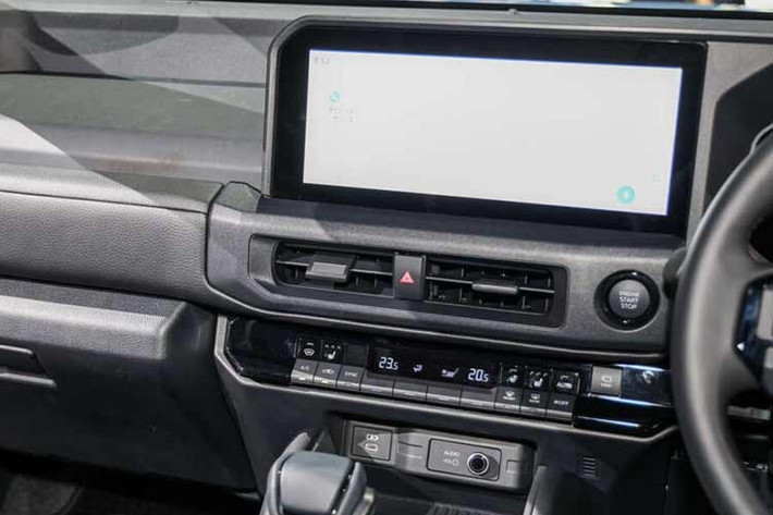 Hệ thống giải trí trên xe ở mức đủ dùng với màn hình trung tâm 12,3 inch, màn hình sau vô-lăng 7 inch, hỗ trợ Apple CarPlay và Android Auto cùng hệ thống âm thanh 6 loa. Đây là cấu hình phù hợp với định hướng thực dụng thay vì chạy theo yếu tố công nghệ.