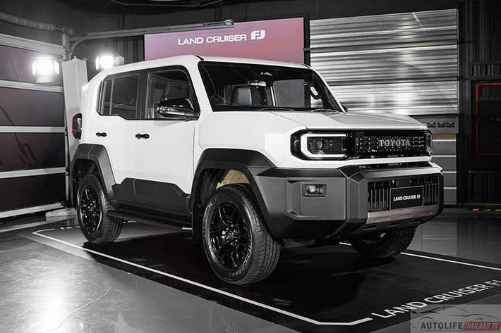 Bên cạnh đó, Toyota còn tăng độ cứng cho phần khung sau bằng cách rút ngắn chiều dài. Vị trí treo của hệ thống treo sau đã được bổ sung điểm hàn để tăng độ chắc chắn. Chưa hết, hãng Toyota còn trang bị tấm bảo vệ gầm động cơ, gia cố dầm ngang và dầm sau để hỗ trợ hệ dẫn động 4WD cũng như khả năng kéo. Móc kéo phía sau được tích hợp vào khung để tăng độ bền.