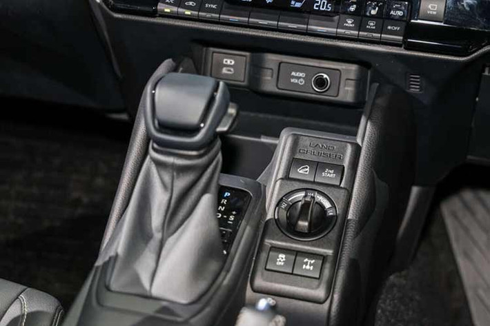 Bên cạnh đó, xe còn có camera 360 độ với tính năng giả lập “nhìn xuyên gầm”, hỗ trợ đáng kể khi off-road. Các hệ thống hỗ trợ địa hình như kiểm soát đổ đèo, hỗ trợ khởi hành ngang dốc hay kiểm soát lực kéo cũng được tích hợp đầy đủ.