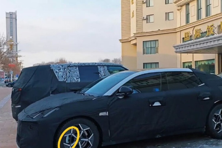 Tuy nhiên, Lynk &amp; Co đã xác nhận rằng xe sẽ dùng hệ thống 2 mô-tơ điện để cung cấp hệ dẫn động 4 bánh. Tổng công suất khi động cơ xăng kết hợp với mô-tơ điện cũng chưa được tiết lộ.