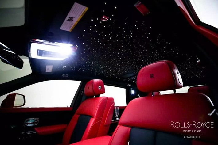 Nếu vậy vẫn chưa đủ, bạn nên biết rằng chiếc Rolls-Royce Phantom đặc biệt này còn tự hào với những tiện ích như ghế massage ở phía sau với bảng điều khiển trung tâm ở giữa, rèm cửa màu đen phía sau, chỗ để chân nâng cao, mâm xe 22 inch, và nhiều tiện ích khác mà chủ nhân tương lai chắc chắn sẽ thích.