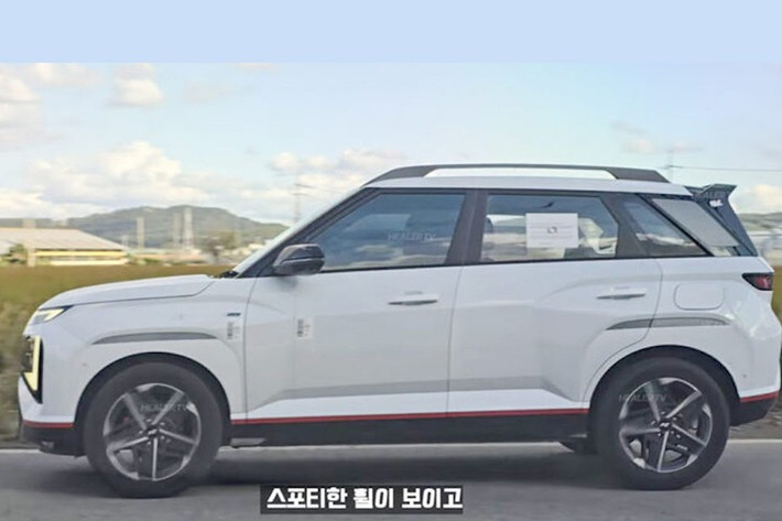 Đầu tiên là mặt trước mới với ít chi tiết cùng màu thân xe hơn để giảm bớt sự "cơ bắp" về mặt thị giác và tạo cho xe vẻ ngoài thể thao hơn. Lưới tản nhiệt mới trông thể thao hơn Venue tiêu chuẩn, trong khi các chi tiết đèn chiếu sáng vẫn được giữ nguyên.