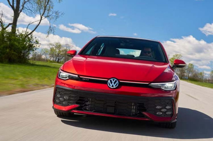 Theo nguồn tin từ đại lý, Volkswagen Golf sẽ có 3 tùy chọn động cơ. Bản tiêu chuẩn nhiều khả năng sẽ là Golf R-Line, được trang bị động cơ 1.5L tăng áp cho công suất 148 mã lực và mô-men xoắn 250 Nm.