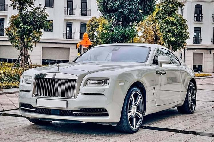 Động cơ kết hợp với hộp số tự động ZF 8 cấp cùng hệ dẫn động cầu sau, nhờ đó, Rolls-Royce Wraith chỉ mất thời gian 4,6 giây là có thể tăng tốc lên 100 km/h từ vị trí xuất phát trước khi đạt tốc độ tối đa 250 km/h.