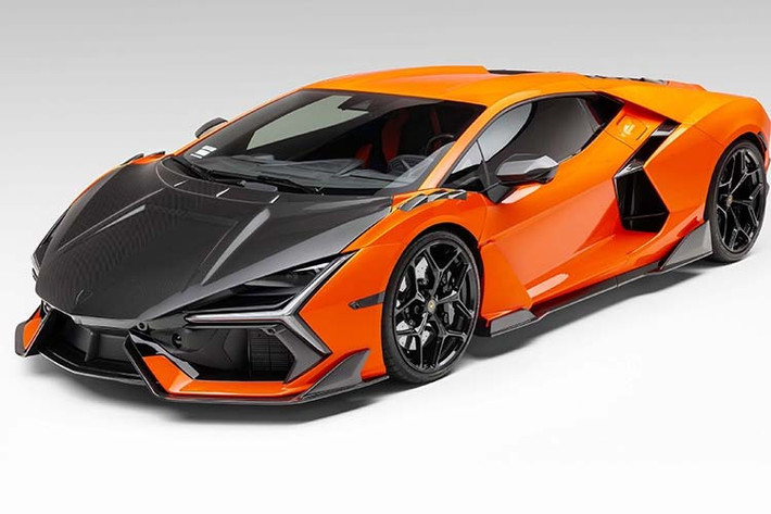 Lamborghini Revuelto đã thu hút sự chú ý của nhiều hãng độ xe, bao gồm Mansory, DMC, 1016 Industries, Zacoe và Keyvany, với giới đam mê độ xe tại Việt Nam chắc hẳn vẫn còn thiếu 1 cái tên quen thuộc, đó chính là Vorsteiner, hãng độ có trụ sở tại California, vừa mới cho ra mắt bộ bodykit làm từ carbon.