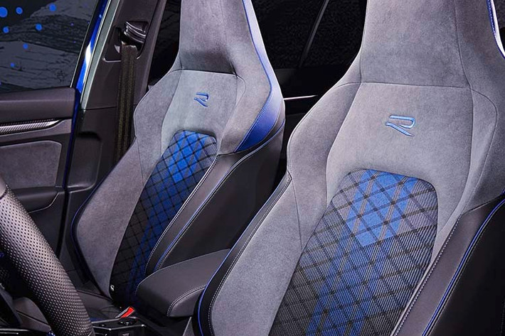 Ghế thể thao của xe được thiết kế liền lưng mang đậm phong cách xe hiệu suất cao. Thông số trang bị chi tiết dự kiến sẽ được Volkswagen Việt Nam công bố chính thức vào ngày 21/7 tới đây.