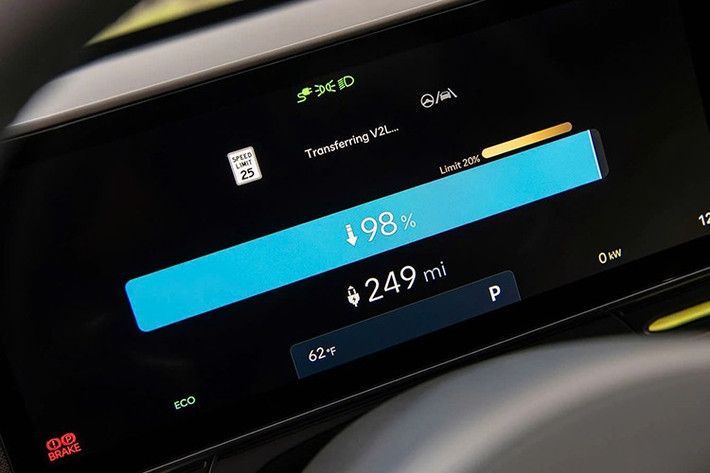 Giao diện của xe trực quan hơn và được hỗ trợ Apple CarPlay và Android Auto không dây, cùng Wi-Fi hotspot và radio vệ tinh, đáp ứng mọi nhu cầu giải trí.