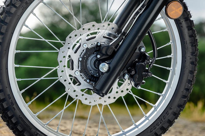 Xe có tiêu chuẩn khí thải Euro 5+ cùng hệ thống xả nhiều bầu lọc.