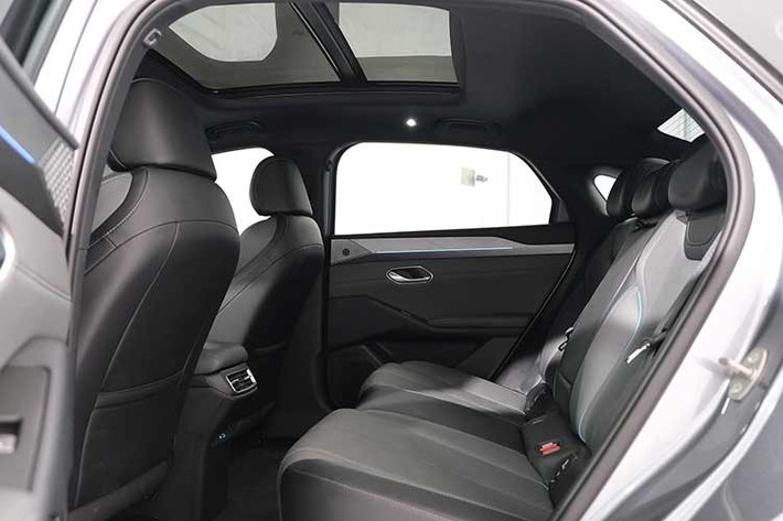 Dù ở bản nào, xe cũng đi kèm pin LFP dung lượng 56,64 kWh, cung cấp phạm vi di chuyển 485 km theo tiêu chuẩn NEDC. Xe hỗ trợ cả sạc chậm AC 7 kW và sạc nhanh DC 100 kW. Bên cạnh đó là tính năng cấp điện cho thiết bị bên ngoài V2L, hệ thống phanh tái tạo năng lượng, hệ thống treo trước McPherson và hệ thống treo sau đa liên kết.