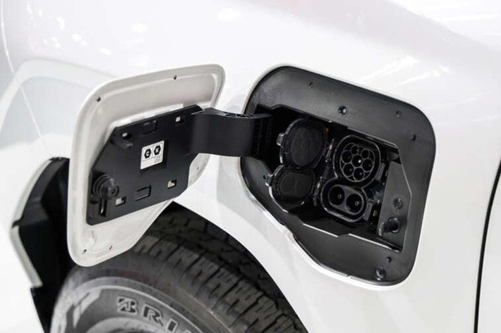 Mức giá bán Toyota Hilux 2026 mới cho thấy sự phủ rộng của dòng sản phẩm này nhằm đáp ứng nhiều nhóm khách hàng khác nhau. Dù bước sang thế hệ mới, Hilux Travo vẫn duy trì nền tảng IMV với khung gầm dạng thang đặc trưng, vốn đã chứng minh độ bền bỉ qua nhiều thế hệ.