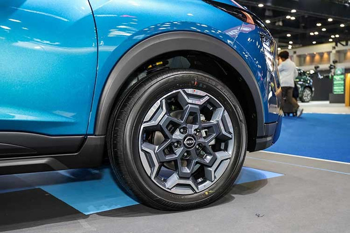 Nissan Kicks 2026 sử dụng bộ mâm hợp kim 17 inch đi kèm lốp Bridgestone Ecopia, cùng một số chi tiết mang tính nhận diện như nóc xe dạng floating roof và ăng-ten vây cá giúp xe mang phong cách thể thao và cá tính hơn. Xe có các màu sắc như xanh Electric Cyan, xám Gray Sky Pearl, trắng Storm White, đỏ Radiant Red, xám Gun Metallic và đen Black Star.