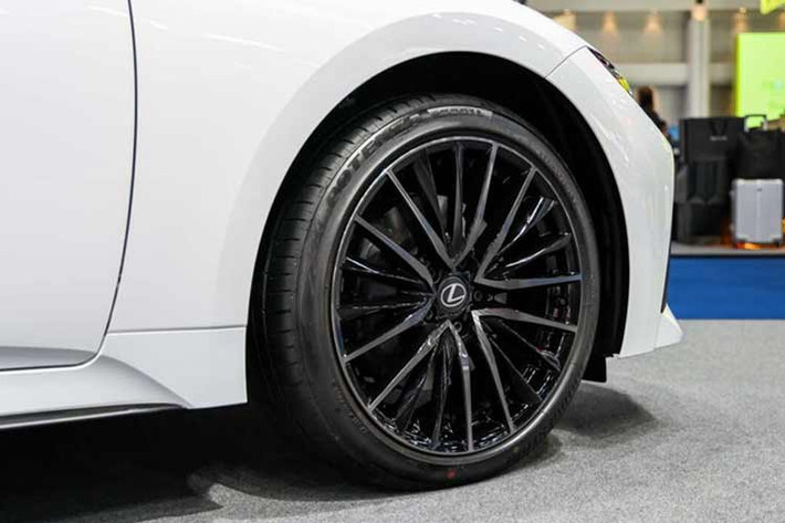 Lexus IS300h 2026 sở hữu bộ mâm hợp kim 2 tông màu với kích cỡ 19 inch. Một số chi tiết khác như phần viền kim loại xung quanh lưới tản nhiệt và hốc gió gần cản trước nay cũng được tinh chỉnh, giúp tổng thể đầu xe hầm hố, góc cạnh hơn.