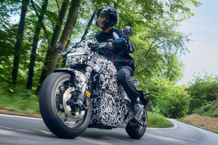 Từng được giới thiệu lần đầu tại triển lãm EICMA ở Milan (Ý), dòng xe điện EV Fun Concept đánh dấu bước tiến quan trọng của Honda khi lần đầu ra mắt một mẫu e-bike cỡ lớn.