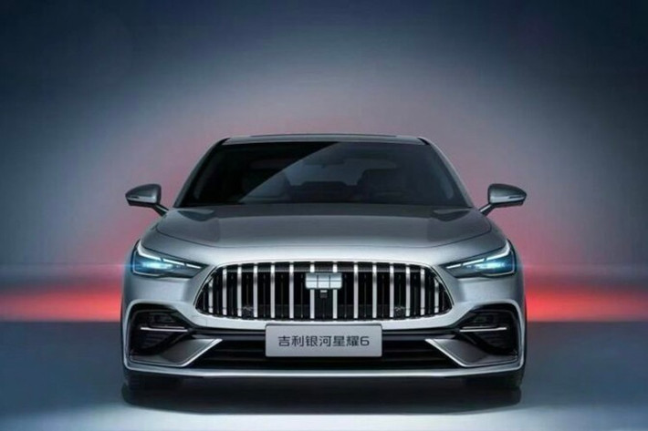 Xe sở hữu lưới tản nhiệt hình thang mạ chrome dọc, cụm đèn pha mảnh kết hợp dải LED ban ngày đứt đoạn, cản trước viền bạc. Phần đầu xe nếu nhìn lướt qua dễ khiến nhiều người liên tưởng đến các dòng xe thể thao của Mercedes-AMG.