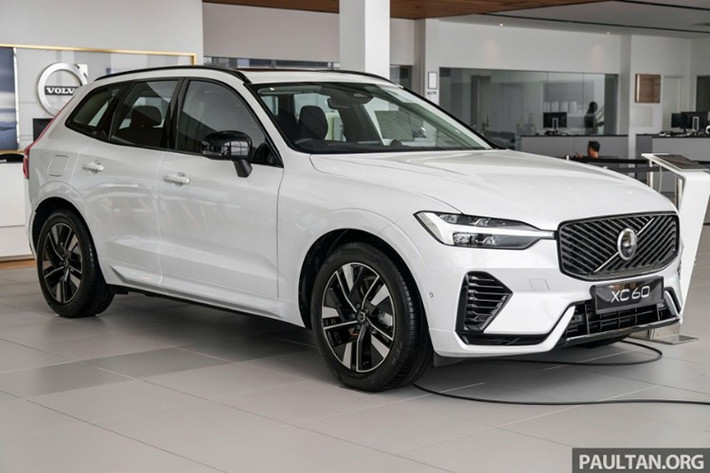 Volvo XC60 2025 ra mắt tại thị trường Malaysia sẽ được bán ra với hai phiên bản gồm B5 AWD Core và T8 AWD Ultimate PHEV. Xe sẽ được lắp ráp tại nhà máy của Volvo đặt ở Shah Alam, Malaysia và dự kiến sẽ là nguồn cung cho nhiều thị trường trong khu vực, trong đó có Việt Nam.
