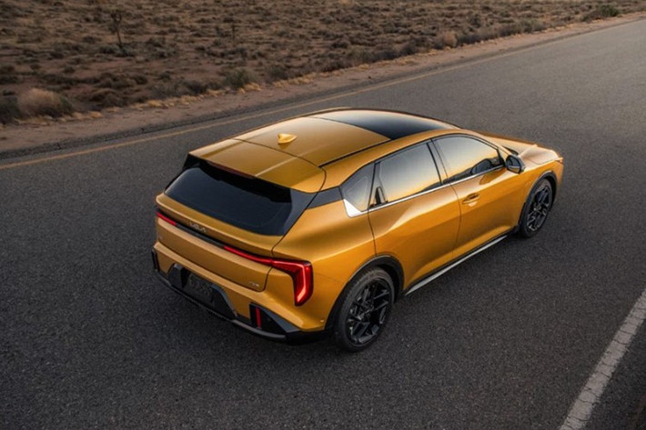 Về thiết kế, K4 Hatchback sở hữu kiểu dáng thể thao hơn bản sedan nhờ phần mui xe thiết kế kiểu mái nổi độc đáo, ngoại hình gọn gàng nhưng sắc sảo. Thiết kế hatchback cũng giúp mở rộng đáng kể không gian chứa đồ phía sau, phù hợp với người dùng có lối sống năng động.