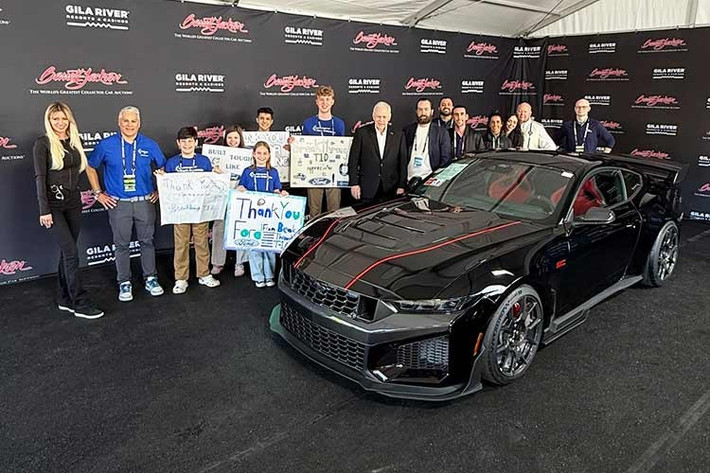 Cánh gió phía sau, có thể tạo thêm lực ép xuống 620 lb (280 kg) ở tốc độ 180 mph (có sẵn với gói Track Pack), và hộp số ly hợp kép, sẽ làm nên tên tuổi của Dark Horse SC, bất kể màu sơn nào.