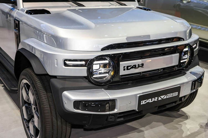 Dù có chiều dài khiêm tốn 4.220 mm nhưng iCaur V23 lại sở hữu chiều cao lên tới 1.845 mm cùng trục cơ sở dài 2.735 mm, tạo nên một dáng vẻ bề thế, vững chãi. Thiết kế của V23 là sự pha trộn tinh tế giữa phong cách vuông vức của các dòng SUV địa hình huyền thoại như Mercedes-Benz G-Class và sự gọn gàng của một mẫu xe đô thị hiện đại.
