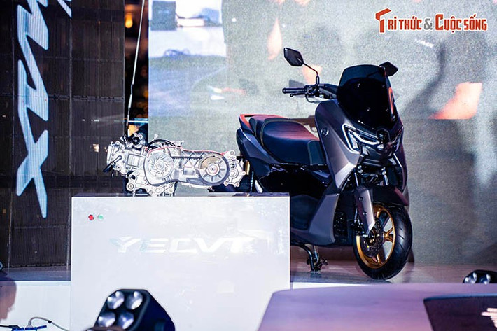 Một số chi tiết được tinh chỉnh để tổng thể gọn gàng hơn, trong khi các đặc trưng như ốp hông dạng boomerang vẫn được giữ lại. Phiên bản Tech Max có thêm các chi tiết hoàn thiện cao hơn ở yên xe và cụm đồng hồ, tập trung vào trải nghiệm sử dụng thực tế hơn là thay đổi hình thức lớn.