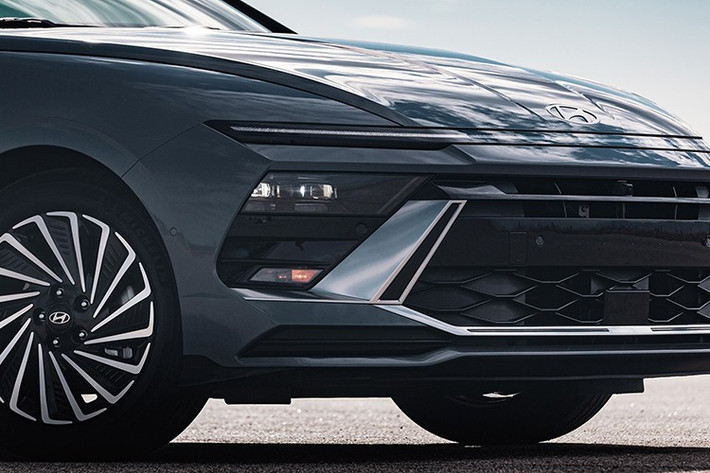 Trang bị tiêu chuẩn trên bản S gồm màn hình kỹ thuật số và hệ thống định vị 12,3 inch, hỗ trợ tránh va chạm điểm mù, hệ thống hỗ trợ lái trên đường cao tốc, ghế trước thông gió và điều hòa tự động hai vùng.