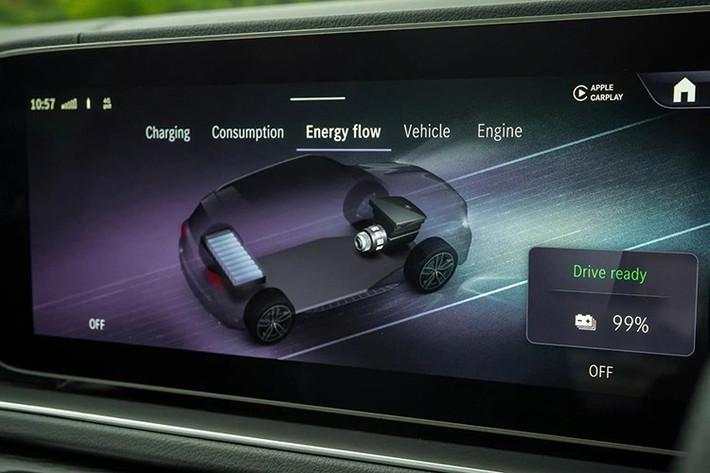 Trong phân khúc SUV hạng sang cỡ trung tại Việt Nam, Mercedes-Benz GLE 400e sẽ cạnh tranh với một số mẫu xe sử dụng động cơ lai sạc ngoài (PHEV) như Porsche Cayenne S E-Hybrid và Volvo XC90 T8 Recharge.