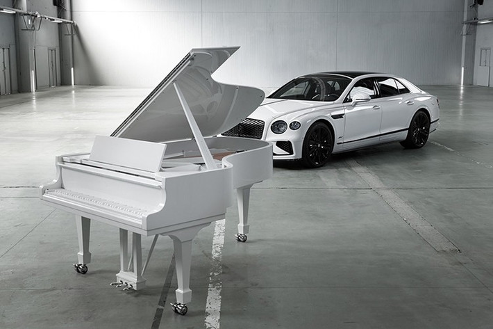 Guido Zimmermann, Chủ tịch Steinway & Sons châu Âu, bổ sung: “Các phiên bản Ultra Black và Ultra White thể hiện khả năng của Steinway trong việc tôn vinh di sản trong khi khám phá các biểu đạt thiết kế mới.Những cây piano này không chỉ là nhạc cụ chất lượng âm nhạc cao nhất mà còn là tác phẩm nghệ thuật, được tạo ra cho những người đánh giá cao thủ công, cá tính và vẻ đẹp vượt thời gian.”