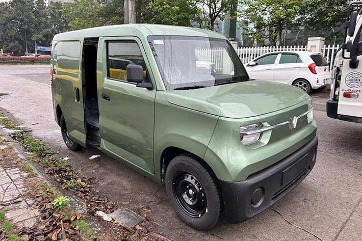 Theo chia sẻ từ các nhân viên bán hàng, những chiếc VinFast EC Van cửa lùa đã có mặt tại đại lý. So với phiên bản trước, giá bán tăng thêm khoảng 10 triệu đồng. Bản tiêu chuẩn được chào giá 285 triệu đồng, trong khi bản cao hơn có giá 305 triệu đồng và được trang bị thêm điều hòa.