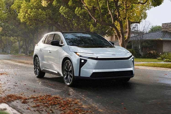 Toyota bZ Woodland tại Mỹ có 2 phiên bản FWD và AWD, với tổng công suất lần lượt là 224 mã lực và 380 mã lực. Đây cũng là mẫu xe thuần điện mạnh nhất của Toyota tại thời điểm này. Xe được trang bị bộ pin Lithium-ion dung lượng 74,7 kWh, cho khả năng di chuyển tối đa 560 km với một chu kỳ sạc.