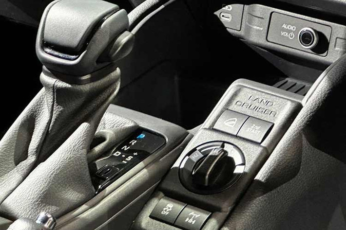 Tại Thái Lan, Land Cruiser FJ chỉ được trang bị động cơ xăng 2.7L mã 2TR-FE, chưa có tùy chọn diesel. Khối động cơ 4 xi-lanh thẳng hàng, dung tích 2.694 cc cho công suất 163 mã lực và mô-men xoắn 246 Nm, kết hợp hộp số tự động 6 cấp Super ECT và hệ dẫn động 4WD bán thời gian với các chế độ H2, H4 và L4.