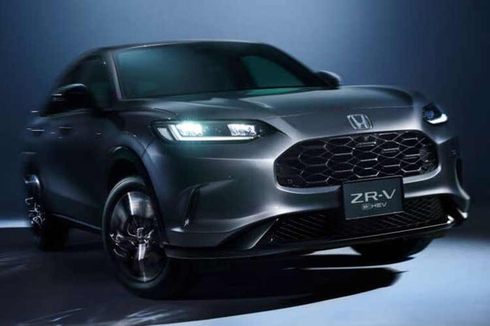 Honda ZR-V vốn được biết đến là phiên bản nội địa của dòng HR-V tại Bắc Mỹ nhưng sở hữu những nét nhận diện đặc trưng riêng biệt. Ở lần nâng cấp này, hãng xe Nhật Bản không chỉ tinh chỉnh về mặt thẩm mỹ mà còn thực hiện một cuộc cách mạng dưới nắp ca-pô khi chính thức loại bỏ hoàn toàn các tùy chọn động cơ đốt trong truyền thống.