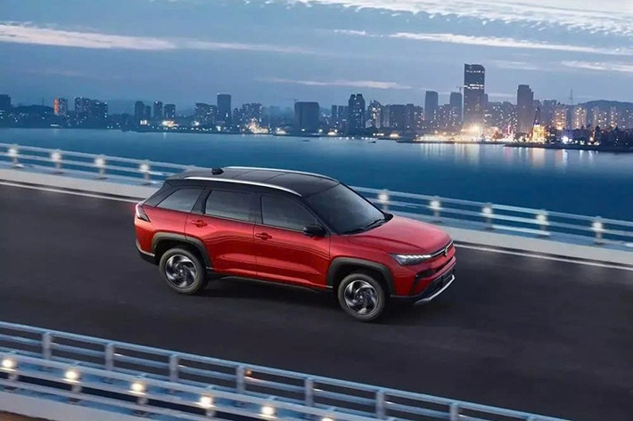 Hệ thống hybrid tự sạc này đi kèm hệ dẫn động bốn bánh AllGrip Select AWD của Suzuki. Suzuki hiện đã xác nhận sẽ xuất khẩu Victoris sản xuất tại Ấn Độ tới hơn 100 quốc gia và khu vực trên toàn cầu. Tuy nhiên, chưa rõ trong số những thị trường này có Việt Nam hay không.