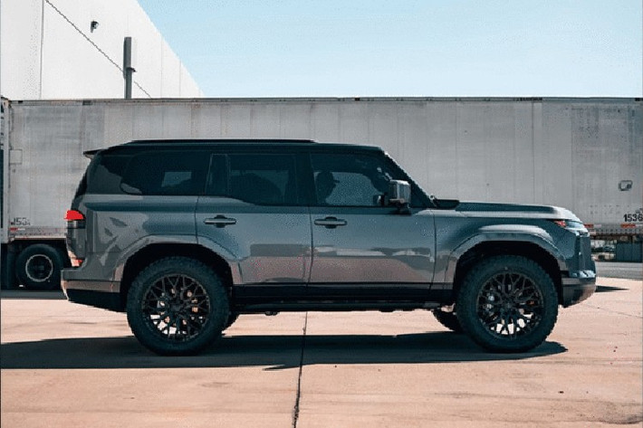 Bộ nâng gầm của của thương hiệu Westcott có thể nâng lên 2,5 inch (63,5 mm) phía trước và 0,75 inch (19,05 mm) phía sau, đủ để lắp bộ lốp cao đến 35 inch.