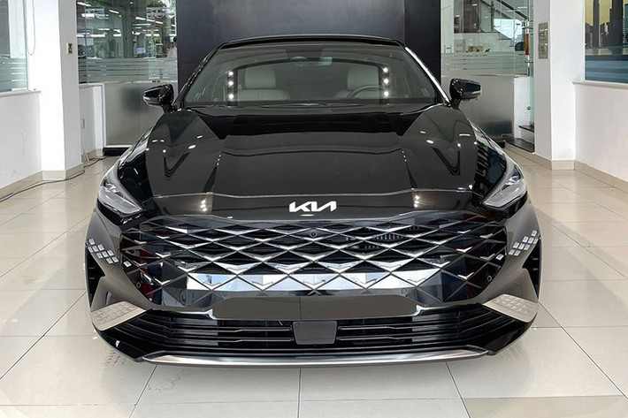 Tại Việt Nam, Kia K8 chẳng những là hàng hiếm mà còn không có đối thủ cạnh tranh trực tiếp. Tại thị trường nước ngoài, xe cạnh tranh với Hyundai Grandeur và Toyota Avalon. Mức giá gần 2 tỷ đồng của chiếc K8 tại Việt Nam hiện tiệm cận các mẫu sedan hạng sang cỡ nhỏ đến từ Đức như Mercedes-Benz C 300 AMG (2,099 tỷ đồng) hay BMW 330i (2,079 tỷ đồng).