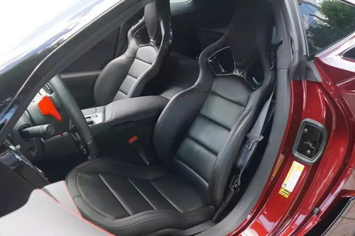 Cuối cùng nhưng chắc chắn không kém phần quan trọng, hệ truyền động. Chúng ta đang nói đến động cơ V8 LT5 siêu nạp 6.2 lít của GM, với công suất 755 mã lực và mô-men xoắn 715 lb-ft (1000 Nm) tại nhà máy.