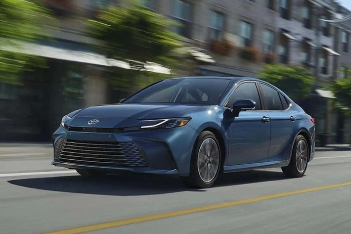 Toyota Camry LE Hybrid: 4,6 lít/100 km ﻿Ở một số thị trường, phiên bản LE của Camry 2025 được trang bị hệ thống hybrid tiêu chuẩn, cho phép xe di chuyển hơn 1.000 km với một bình xăng. Camry Hybrid tại Việt Nam có hai biến thể, dùng động cơ 2.5L kết hợp mô-tơ điện, giá lần lượt là 1,46 và 1,53 tỷ đồng.