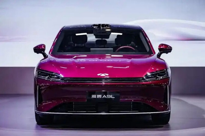 Ở vận tốc 180 km/h, cánh gió này tạo ra lực ép lên đến 425 Nm, tăng cường độ bám đường và sự ổn định. Khách hàng có thể chọn 6 màu sơn ngoại thất gồm: đỏ, đen, bạc, tím, xanh lá và xám.