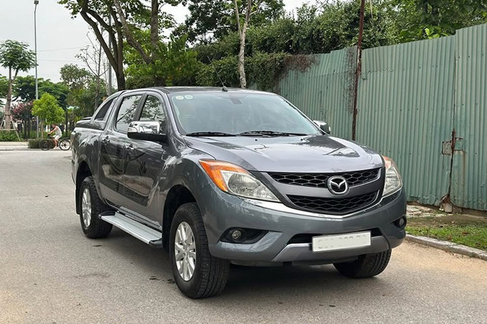 Ngoài Ford Ranger thì Mazda BT-50 2013-2014 cũng là một lựa chọn khác trong tầm giá 300 triệu. Mẫu xe bán tải đến từ Nhật Bản được đánh giá cao về khả năng vận hành, có những chuyển động mạnh mẽ khi lăn bánh trên đường trường và trong các tình huống vượt xe phía trước.