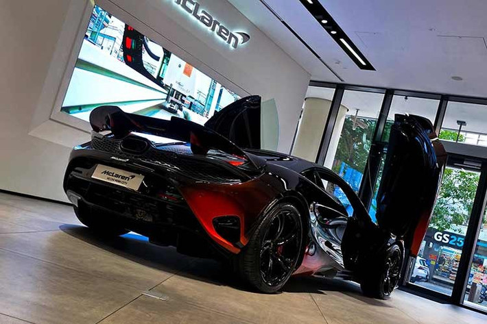 Nhờ việc ứng dụng vật liệu carbon siêu nhẹ, trọng lượng khô của xe được tối ưu hóa ở mức 1.326 kg, giúp xe chỉ mất 2,8 giây để bứt tốc từ 0–100 km/h trước khi đạt vận tốc cực đại 332 km/h.