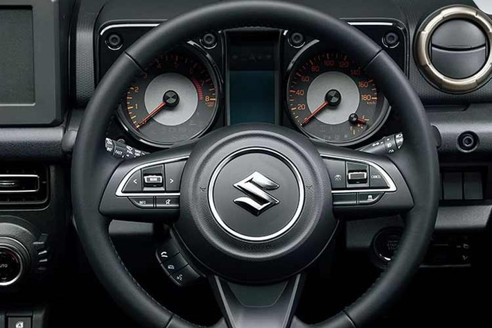 Suzuki cũng thực hiện những điều chỉnh nhỏ để tăng tính tiện dụng như sử dụng hệ thống chiếu sáng nội thất bằng đèn LED tiêu chuẩn, vô lăng tích hợp phím điều khiển âm thanh và bổ sung nắp che cho cổng USB ở khay để đồ phía trước.