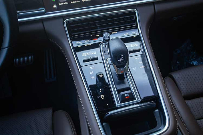 Điểm ấn tượng của Porsche Panamera Turbo S bản nâng cấp mới nhất chính là sức mạnh của xe, trái tim trên xe Coupe 4 cửa hạng sang này sẽ được trang bị khối động cơ V8, tăng áp kép, dung tích 4.0 lít, sản sinh ra công suất tối đa lên đến 621 mã lực, tăng 79 mã lực và mô-men xoắn cực đại cũng được tăng thêm 50 Nm, lên mức 820 Nm.