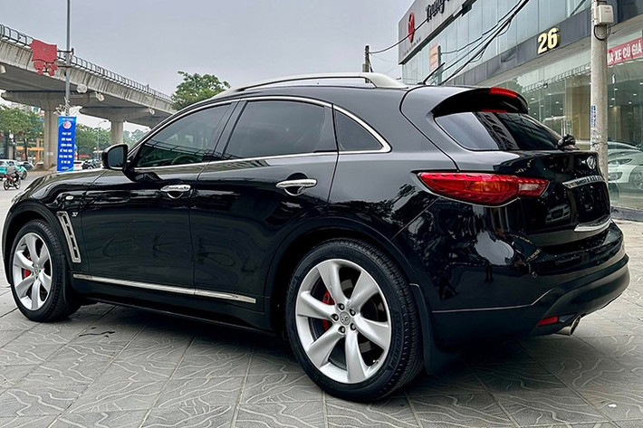 Chiếc Infiniti QX70 đời 2015 hiện đang được rao bán với giá 980 triệu đồng. Xe được nhập khẩu nguyên chiếc từ Nhật Bản, đã đi được khoảng 92.000 km. Thời điểm mới bán tại Việt Nam, Infiniti QX70 có giá lăn bánh hơn 3,4 tỷ đồng. Như vậy, sau 10 năm, mẫu xe này mất gần 75% giá trị ban đầu, một mức khấu hao tương đối lớn, phản ánh thực tế rằng thương hiệu Infiniti không còn duy trì hoạt động tại Việt Nam.