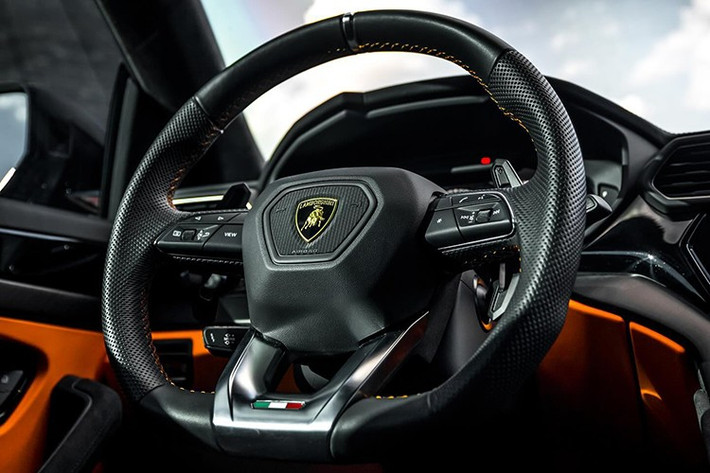 Tại Việt Nam, khách hàng đặt mua xe Lamborghini Urus SE sẽ có giá rất hữu nghị chỉ từ 14,79 tỷ đồng, mức giá này chưa bao gồm các lựa chọn thêm, cũng như chi phí đăng ký xe. Với giá bán tốt đến vậy, hứa hẹn dòng xe Lamborghini Urus SE sẽ được các đại gia Việt ưa chuộng.