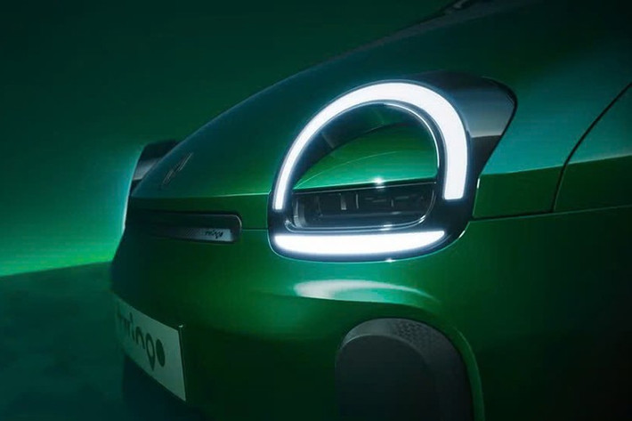 Chiếc Twingo mới vẫn giữ nguyên đầu xe hình mắt ếch, kiểu dáng hộp nhỏ gọn và đuôi xe bo tròn gợi nhớ đến tinh thần của phiên bản gốc năm 1992, giờ đây được kéo dài thành thân xe năm cửa lớn hơn.