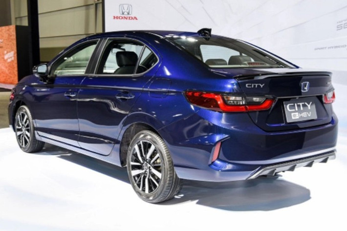 Khoảng chênh lệch giá giữa hai phiên bản tại Thái Lan phần nào lý giải cho lựa chọn này. Cụ thể, City e:HEV RS tại Thái Lan có giá 799.000 baht (khoảng 650 triệu đồng), trong khi City RS thuần xăng là 749.000 baht (khoảng 608 triệu đồng). Tại Việt Nam, City RS bản xăng đang có giá 569 triệu đồng, thấp hơn đáng kể so với mức giá quy đổi của bản hybrid.