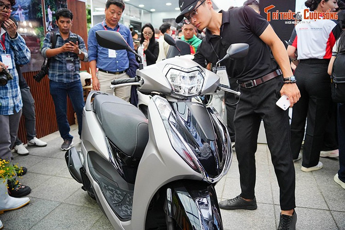 Honda Việt Nam (HVN) vừa ra mắt mẫu xe tay ga Lead 2026 thế hệ mới tại sự kiện “Khai phá dấu ấn độc bản” diễn ra tại TP.HCM, đánh dấu bước nâng cấp mới của dòng xe ga "cốp siêu rộng" bán chạy nhất tại Việt Nam.