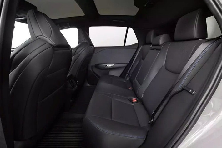 Chính xác hơn, chủ sở hữu Lexus RZ sẽ có quyền truy cập vào mạng lưới bộ sạc nhanh DC mở rộng đáng kể, khả năng cắm và sạc mới và tính năng định tuyến EV thông minh của Apple Maps trên hệ thống đa phương tiện Lexus Interface, tăng cường hướng dẫn lộ trình bằng thông tin trực quan, thời gian thực.